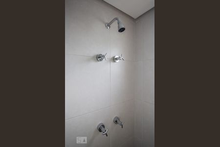 Banheiro social detalhe de kitnet/studio à venda com 1 quarto, 33m² em Pinheiros, São Paulo