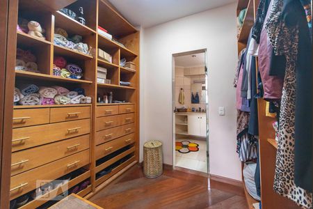 Apartamento à venda com 130m², 3 quartos e 2 vagas Apartamento à venda com 130m², 3 quartos e 2 vagasCloset