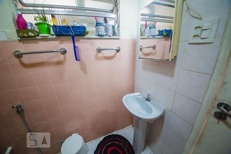 Banheiro social de apartamento à venda com 2 quartos, 70m² em Santa Rosa, Niterói