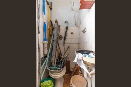 Banheiro de Serviço de apartamento para alugar com 2 quartos, 57m² em Pinheiros, São Paulo