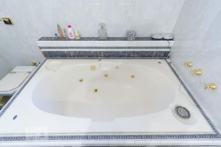 Casa para alugar com 480m², 5 quartos e 6 vagasBanheiro Suíte 5