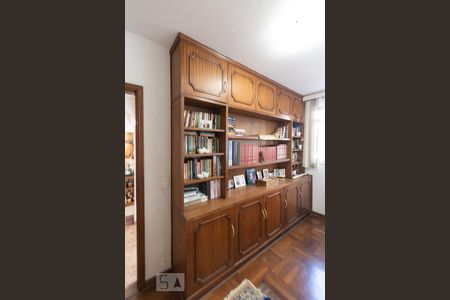 Casa para alugar com 480m², 5 quartos e 6 vagasBiblioteca