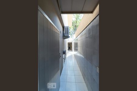 Casa para alugar com 480m², 5 quartos e 6 vagasCorredor Serviço