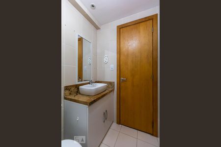 Banheiro de apartamento à venda com 2 quartos, 59m² em Cavalhada, Porto Alegre