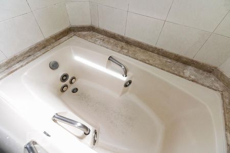 Apartamento à venda com 135m², 3 quartos e 2 vagasDetalhe banheiro suite