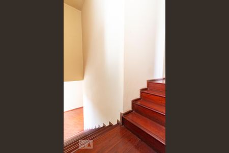 Casa para alugar com 350m², 5 quartos e 8 vagas Casa para alugar com 350m², 5 quartos e 8 vagasEscada