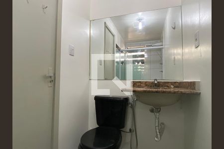 Banheiro de apartamento para alugar com 1 quarto, 44m² em Vila Ipiranga, Porto Alegre