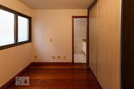 Apartamento à venda com 220m², 5 quartos e 4 vagasSuíte 2