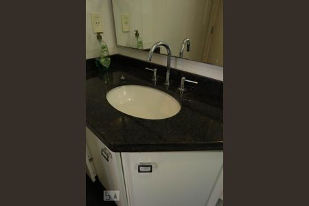 Casa à venda com 337m², 3 quartos e 6 vagasBanheiro da Suíte 2