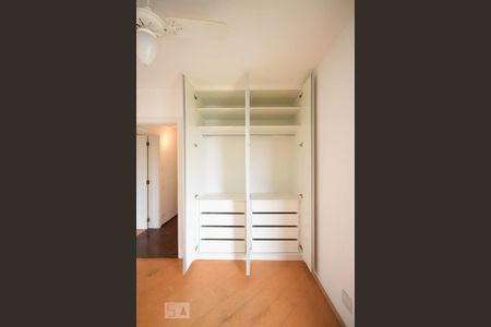 Apartamento à venda com 169m², 3 quartos e 3 vagas Apartamento à venda com 169m², 3 quartos e 3 vagasArmário da Suíte 3