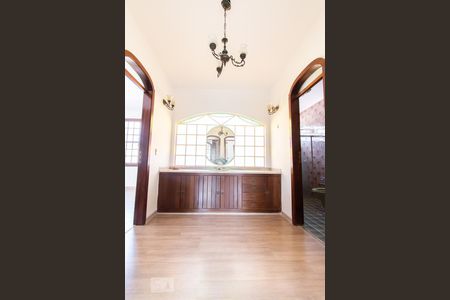 Casa para alugar com 441m², 5 quartos e 8 vagasBanheiro Social