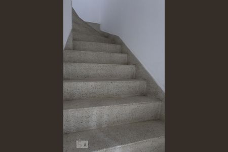 Casa para alugar com 205m², 3 quartos e 2 vagas Casa para alugar com 205m², 3 quartos e 2 vagasEscadas de acesso aos dormitórios