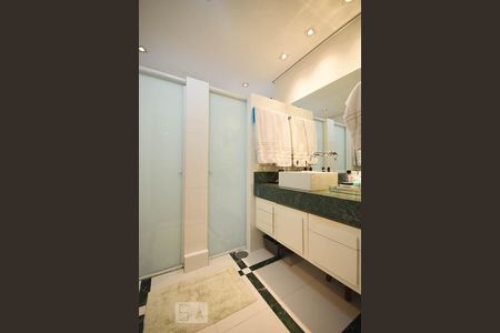 Casa de condomínio à venda com 270m², 3 quartos e 3 vagasBanheiro Suíte