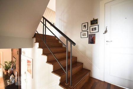 Casa de condomínio à venda com 270m², 3 quartos e 3 vagasEscada