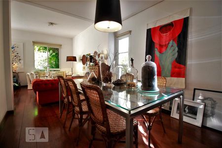 Casa à venda com 250m², 4 quartos e 1 vagaSala de jantar