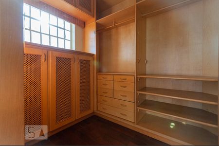 Casa à venda com 420m², 4 quartos e 4 vagasCloset Quarto 3 - Suíte