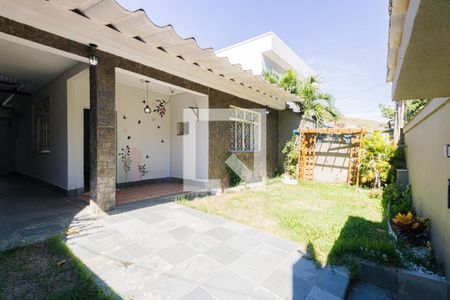 Casa de condomínio à venda com 161m², 3 quartos e 3 vagas Casa de condomínio à venda com 161m², 3 quartos e 3 vagasÁrea comum