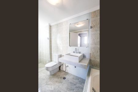 Apartamento para alugar com 150m², 4 quartos e 2 vagas Apartamento para alugar com 150m², 4 quartos e 2 vagasBanheiro da Suíte 1