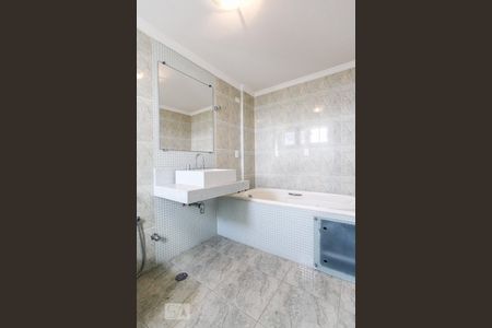 Apartamento para alugar com 150m², 4 quartos e 2 vagas Apartamento para alugar com 150m², 4 quartos e 2 vagasBanheiro da Suíte 1