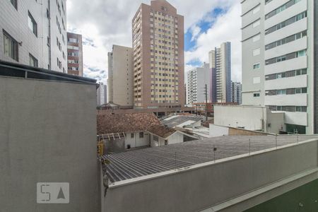 Vista da sala de apartamento para alugar com 2 quartos, 70m² em Água Verde, Curitiba