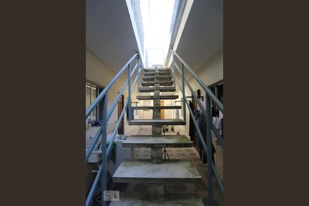 Escadas de acesso de casa para alugar com 1 quarto, 25m² em Vila Yolanda, Osasco