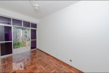 Apartamento à venda com 74m², 1 quarto e 1 vagaSala