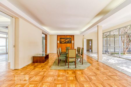 Casa à venda com 600m², 4 quartos e 6 vagasSala