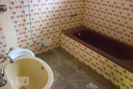 Casa para alugar com 420m², 4 quartos e 2 vagasBanheiro suíte