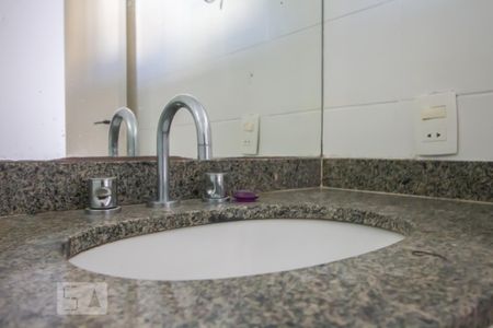 Apartamento à venda com 69m², 2 quartos e 1 vaga Apartamento à venda com 69m², 2 quartos e 1 vagaBanheiro social detalhe