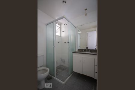 Banheiro social de apartamento para alugar com 2 quartos, 75m² em Vila Madalena, São Paulo