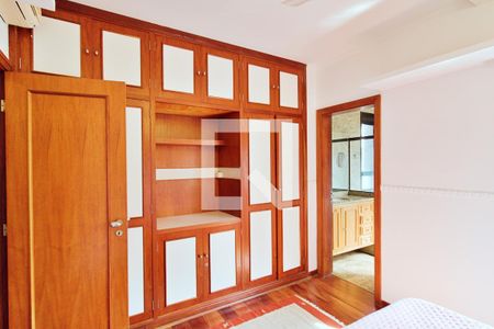 Apartamento à venda com 213m², 4 quartos e 4 vagas Apartamento à venda com 213m², 4 quartos e 4 vagasSuíte 2