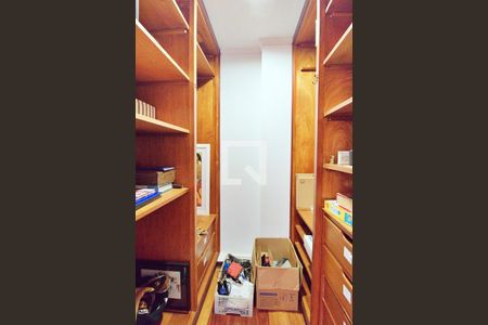 Apartamento à venda com 213m², 4 quartos e 4 vagas Apartamento à venda com 213m², 4 quartos e 4 vagasCloset da Suíte 3