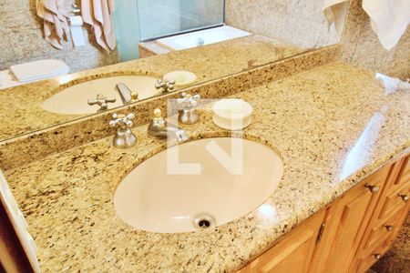 Apartamento à venda com 213m², 4 quartos e 4 vagas Apartamento à venda com 213m², 4 quartos e 4 vagasBanheiro da Suíte 1