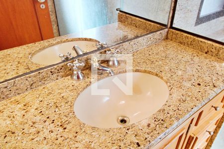 Apartamento à venda com 213m², 4 quartos e 4 vagas Apartamento à venda com 213m², 4 quartos e 4 vagasBanheiro da Suíte 2