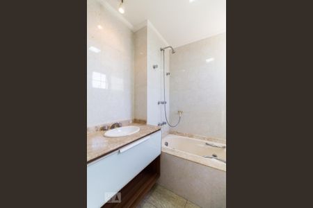 Apartamento à venda com 112m², 3 quartos e 3 vagas Apartamento à venda com 112m², 3 quartos e 3 vagasBanheiro da suíte