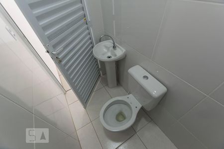 Banheiro de kitnet/studio para alugar com 1 quarto, 19m² em Vila Monumento, São Paulo