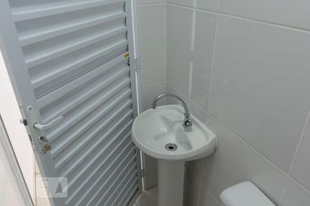 Banheiro (Pia) de kitnet/studio para alugar com 1 quarto, 19m² em Vila Monumento, São Paulo