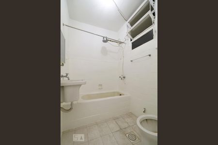 Banheiro. de kitnet/studio para alugar com 1 quarto, 30m² em Copacabana, Rio de Janeiro