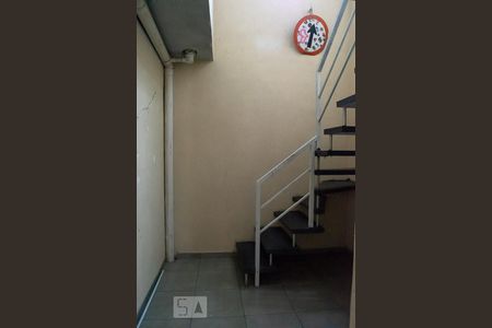 HALL ESCADA de casa para alugar com 2 quartos, 100m² em Piqueri, São Paulo