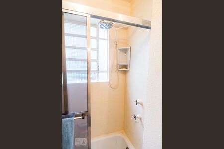 Banheiro de apartamento à venda com 1 quarto, 40m² em Jardim Floresta, Porto Alegre