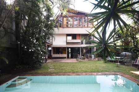 Fachada posterior de casa para alugar com 5 quartos, 600m² em Butantã, São Paulo