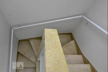 Casa à venda com 150m², 2 quartos e 2 vagasEscada