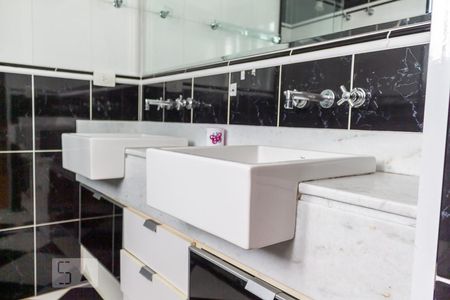 Casa à venda com 270m², 3 quartos e 4 vagasBanheiro