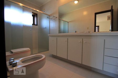 Casa à venda com 570m², 4 quartos e 3 vagasBanheiro da suíte 1