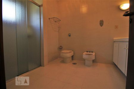 Casa à venda com 570m², 4 quartos e 3 vagasBanheiro da suíte 2