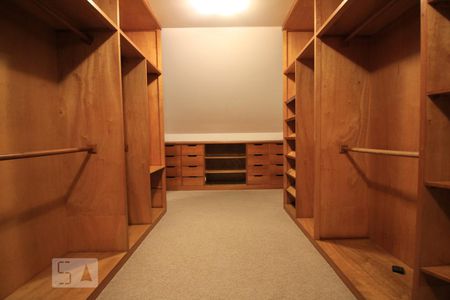 Casa à venda com 570m², 4 quartos e 3 vagasCloset