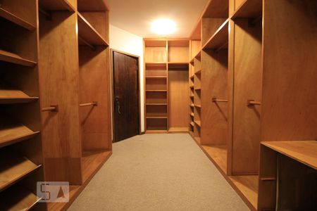 Casa à venda com 570m², 4 quartos e 3 vagasCloset
