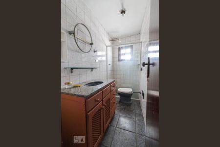 Banheiro social de casa para alugar com 3 quartos, 120m² em Campo Comprido, Curitiba
