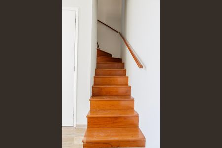 Apartamento para alugar com 43m², 1 quarto e 1 vaga Apartamento para alugar com 43m², 1 quarto e 1 vagaEscada