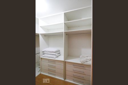 Apartamento à venda com 370m², 5 quartos e 3 vagas Apartamento à venda com 370m², 5 quartos e 3 vagasCloset da Suíte 1